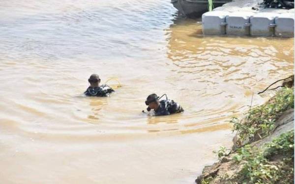 SAR yang dilakukan bagi mencari anggota terbabit yang dikhuatiri lemas di tempat kejadian. - Foto FB Tentera Darat Malaysia