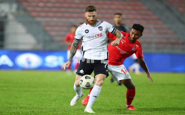 Perancang TFC, Lee Tuck diasak pemain KL City FC, Akram Mahinan dalam aksi di Stadium Bola Sepak Kuala Lumpur pada Ahad. - Foto FB MFL