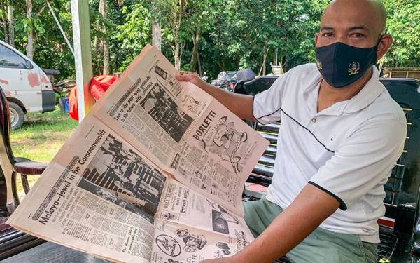 Mohd Tarmizi menunjukkan akhbar The Sunday Times yang diterbitkan pada 1 September 1957 yang menyiarkan tentang pengisytiharan kemerdekaan pada 31 Ogos 1957 yang dimilikinya ketika ditemui pemberita di rumahnya di Kampung Kekabu, Pasir Mas. Foto Bernama