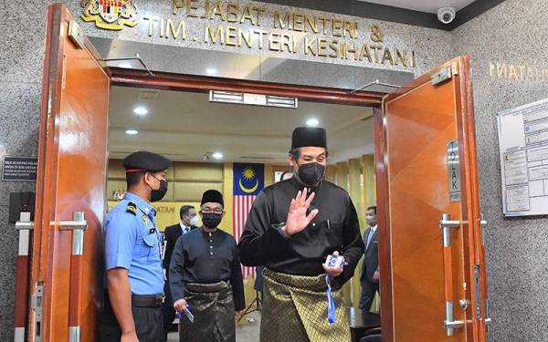 Menteri Kesihatan, Khairy Jamaluddin ketika memulakan tugas hari ini di Kementerian Kesihatan Malaysia. Foto Bernama