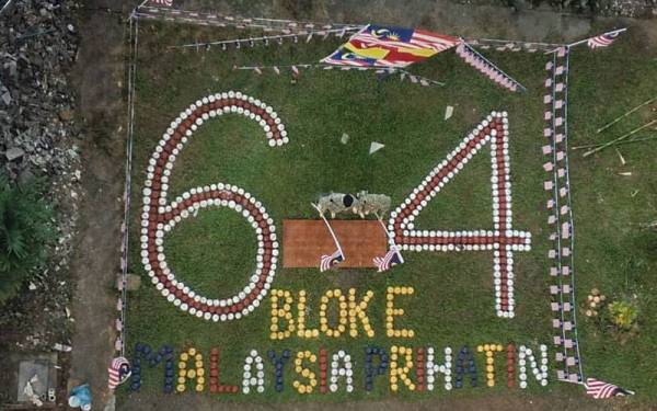 Pemandangan dari atas Blok E menunjukkan susunan tempurung kelapa yang membentuk tulisan '64' sempena ulang tahun kemerdekaan Malaysia.