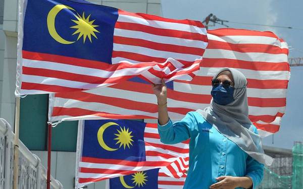 Meskipun dalam pandemik Covid-19, Jalur Gemilang tetap berkibar dengan megahnya di setiap tempat bagi memastikan sambutan pada kali ini tetap meriah seperti sebelumnya. - Foto Bernama