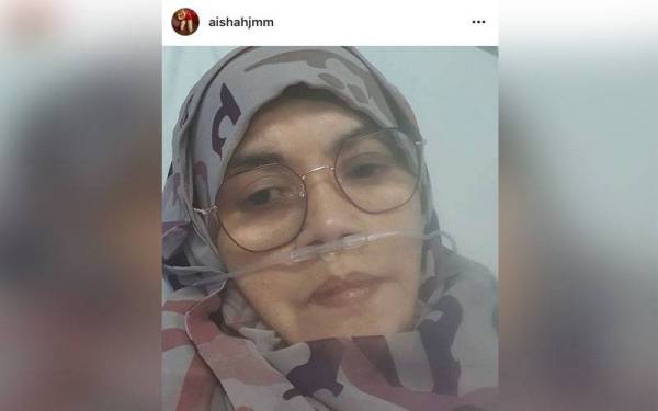 Aishah atau nama sebenarnya Wan Aishah Wan Ariffin memuat naik gambar di dalam ambulans.