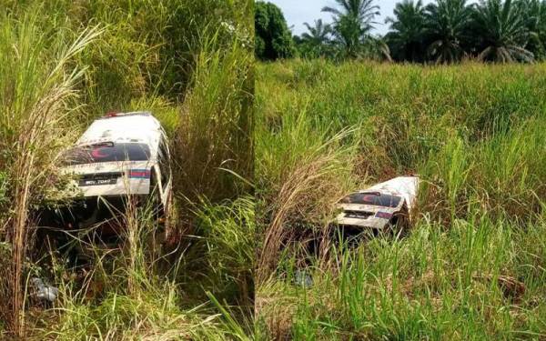 Keadaan ambulans dinaiki mangsa yang terbabas ke dalam longkang di KM21,Jalan Pekan-Batu Balik, Pekan pada petang Isnin. 