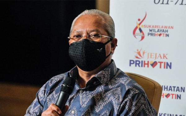 Menteri Komunikasi dan Multimedia Malaysia,Tan Sri Annuar Musa bercakap pada sidang media dan taklimat Kasih Merdeka@ Rumah Prihatin Grand Season malam tadi. - Foto Bernama