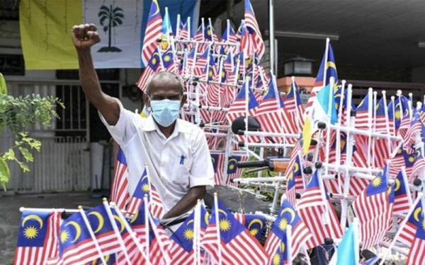 Sahul Hamid menghiasi motosikalnya dengan bendera mini Jalur Gemilang setiap kali menjelang Bulan Kebangsaan.