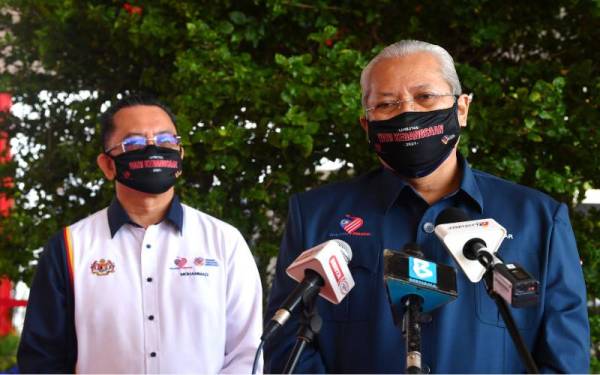 Annuar (kanan) ketika sidang media pada Majlis Sambutan Hari Kebangsaan 2021 di Dataran Pahlawan Negara, pada Selasa. Turut sama Ketua Setiausaha Kementerian Komunikasi dan Multimedia Malaysia (KKMM) Datuk Seri Mohammad Mentek. - Foto Bernama 