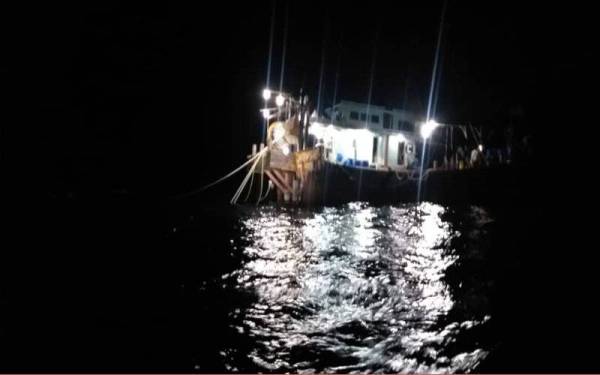 Bot pukat tunda yang ditahan pada malam ambang kemerdekaan kerana melanggar syarat sah lesen.- Foto Ihsan Jabatan Perikanan Johor