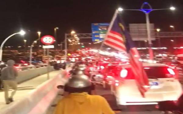 Tangkap layar video lama yang ditularkan mamaparkan kesesakan laluan di jambatan angkat di Kuala Terengganu.