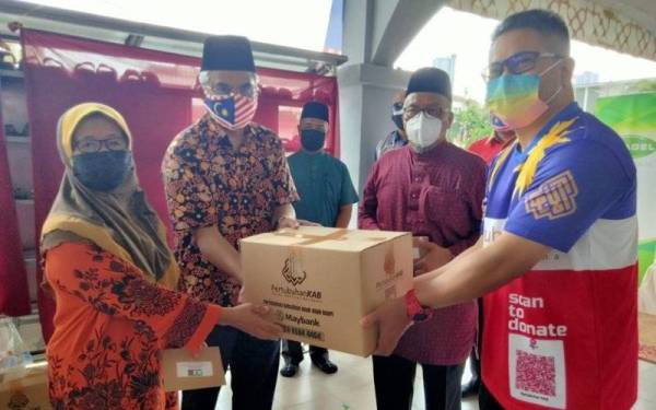 Mohd Daud (dua dari kiri) pada Program Amal Merdeka dan Majlis Penyerahan Sumbangan Covid-19 di Masjid Abu Ubaidah, Taman Seri Rampai pada Selasa.