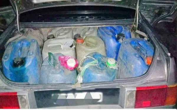 Hasil pemeriksaan lanjut menemui 18 tong jerikin berisi petrol dengan anggaran sebanyak 540 liter diletakkan di dalam but belakang kenderaan.