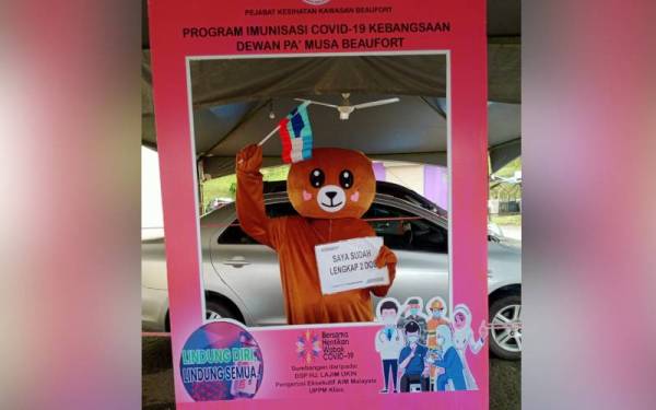 Noorsyakella pakai kostum beruang rilakkuma bergambar selepas dapatkan vaksin dos kedua di PPV Dewan Pa'Musa, Beaufort pada Selasa.