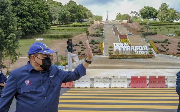 Shahidan semasa mengadakan tinjauan di Putrajaya Steps yang dijangka siap 30 September ini, akan menjadikannya antara kawasan rekreasi dan pelancongan tumpuan di Putrajaya.  -Foto Bernama