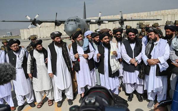 Anggota Taliban ketika menghadiri sidang media di lapangan terbang di Kabul sewaktu meraikan kemenangan mereka pada Selasa. - Foto AFP