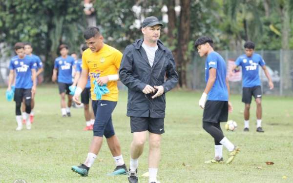 Maloney ketika memantau anak buahnya menjalani latihan pertama di Kompleks Sukan PKNS, Kelana Jaya, petang tadi. - Foto FAM