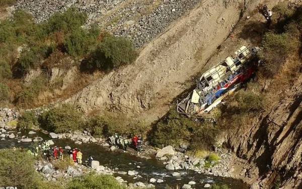 Sebuah bas terjatuh ke dalam gaung di Carretera, kira-kira 60 kilometer ke timur Lima pada Selasa. - Foto EPA