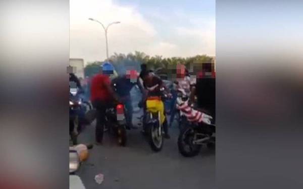 Tangkap layar video yang tular remaja yang membuat bising dan melanggar SOP di Bandar Seremban baru-baru ini.