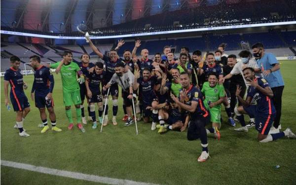 Pemain JDT meraikan kemenangan Liga Super kali ke-8 berturut-turut selepas berjaya mengalahkan pasukan Sri Pahang FC 3-0 di Stadium Sultan Ibrahim pada 27 Ogos lepas. - Foto Bernama