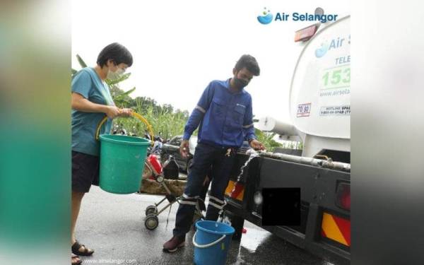 Orang ramai mendapatkan bekalan air dari lori tangki berikutan gangguan bekalan air di lima wilayah pada Selasa.