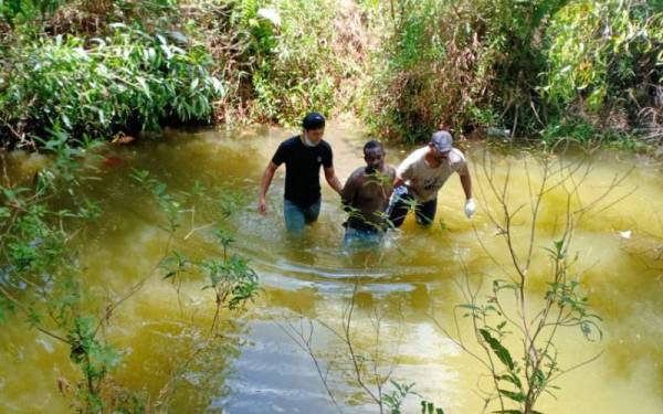 Seorang lelaki warga Ghana sanggup terjun ke dalam tasik untuk melarikan diri.