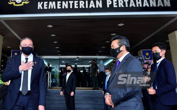 Hishammuddin (kiri) dan Ikhmal Hisham (dua dari kanan) memulakan tugas di Wisma Pertahanan, Kementerian Pertahanan, Kuala Lumpur pada Rabu. Foto: Sinar Harian / Mohd Halim Abdul Wahid