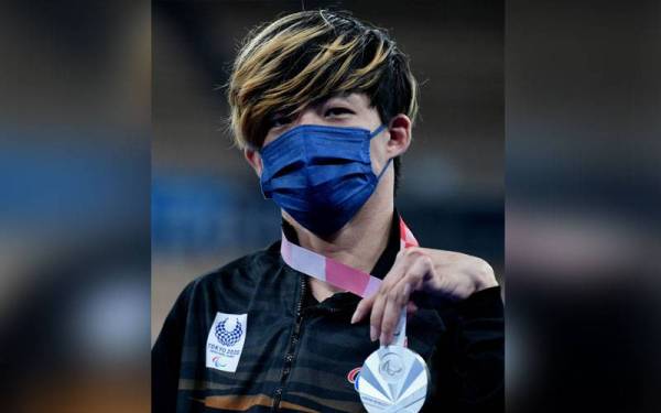 Wei Lun bersama pingat perak dimenangi pada perlawanan akhir kategori Individu campuran (BC1) pada Sukan Paralimpik Tokyo 2020 di Pusat Gimnastik Ariake pada Rabu. Foto: Bernama