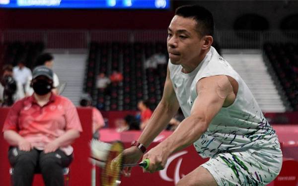 Liek Hou membalas hantaran Eldakrory pada pusingan pertama peringkat kumpulan Sukan Paralimpik Tokyo 2020 di Stadium National Yoyogi. - Foto Bernama