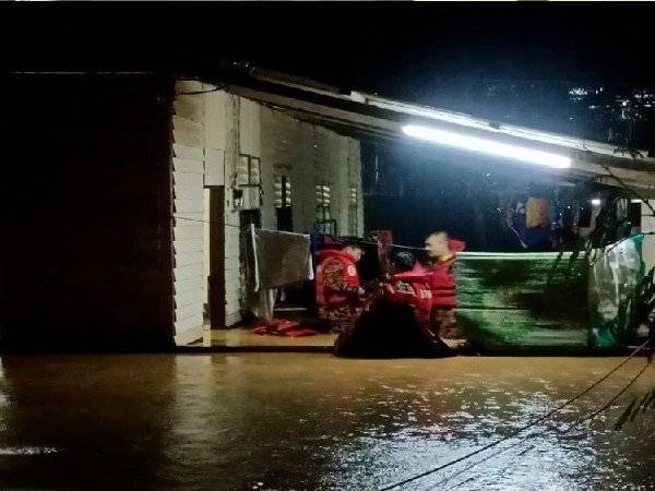 Anggota penyelamat memantau keadaan banjir kilat di Kampung Sentosa Barat, Pasir Gudang pada jam 3 pagi Khamis,