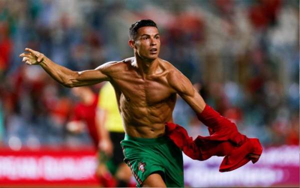 Ronaldo meledak dua gol ketika membantu Portugal menewaskan Republik Ireland di di Estádio Algarve. - Foto Portugal FA