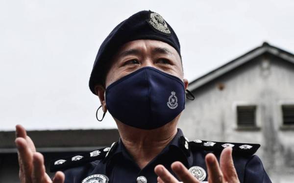 Beh Eng Lai bercakap kepada pemberita selepas melakukan pelupusan barang-barang rampasan pada majlis pelupusan barang kes di stor barang kes IPD Sentul hari ini. - Foto Bernama