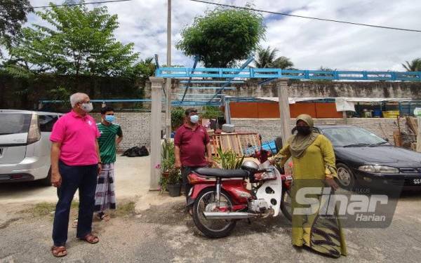 Ahli Parlimen Pokok Sena, Datuk Mahfuz Omar (kiri) meninjau binaan garaj di Taman Bandar Baharu Pokok Sena yang perlu dirobohkan penduduk terlibat.