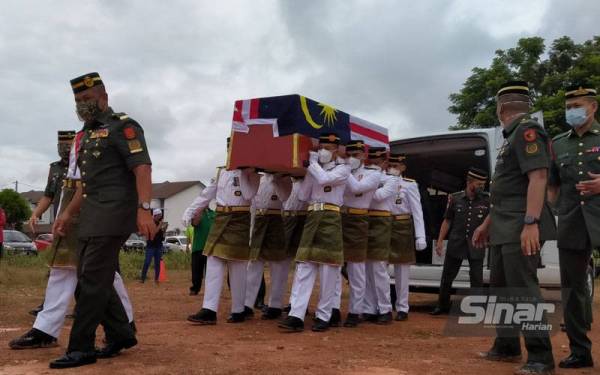 Pengebumian jenazah Mohamad Azrin dilaksanakan secara istiadat ketenteraan di Kampung Pinang Dalam Sungai Petani.