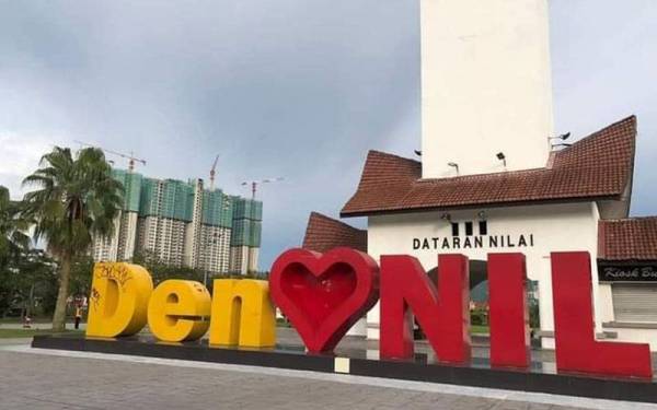 Replika tulisan 'Den Love Nilai' yang menjadi mercu tanda di Dataran Nilai dicemari dengan kegiatan vandalisme.