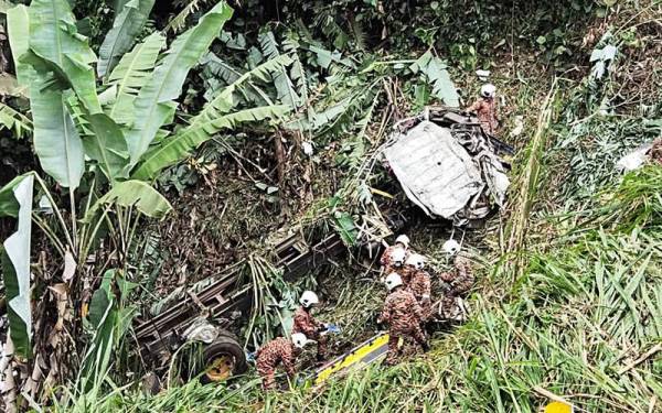 Anggota bomba mengeluarkan mangsa yang tersepit di bawah lori di KM43.5 Lebuhraya Kuala Lumpur-Karak pada petang Khamis. Foto: Ihsan PDRM