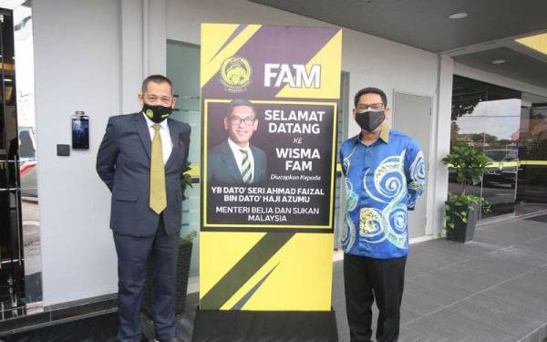 Ahmad Faizal (kanan) bersama Hamidin pada Khamis. FOTO: Football Association of Malaysia