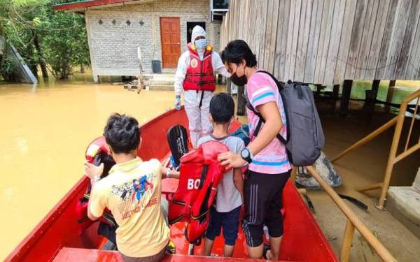 Pemindahan semua mangsa banjir dilakukan berikutan keadaan air banjir yang meningkat sejak Khamis.