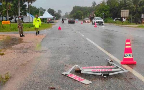 Papan amaran yang dirempuh oleh seorang warga emas memandu Perodua Myvi di SJR hadapan Pondok Polis Chekok, Tok Uban, Pasir Mas pada Khamis.