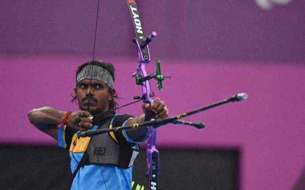 Atlet memanah para negara, S. Suresh beraksi dalam acara recurve menentang Bato Tsydendprzhiev dari Russian Paralympic Committee (RPC) pada Sukan Paralimpik Tokyo 2020 di Lapangan Memanah Yumenoshima Park hari ini. - Foto Bernama