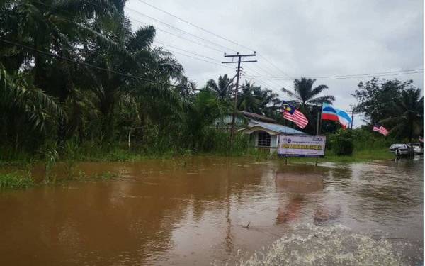 Keadaan laluan Kampung Bangkalalak, Beaufort yang dinaiki air dan hanya boleh dilalui kenderaan berat. 