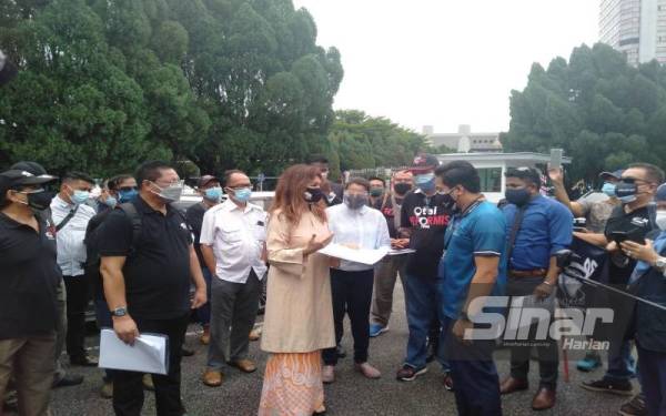 Shariffa Sabrina (empat dari kiri) menyerahkan memorandum berkenaan kepada wakil menteri besar berhubung bantahan penyahwartaan HSKLU di pintu hadapan Pejabat SUK Selangor pada Jumaat.