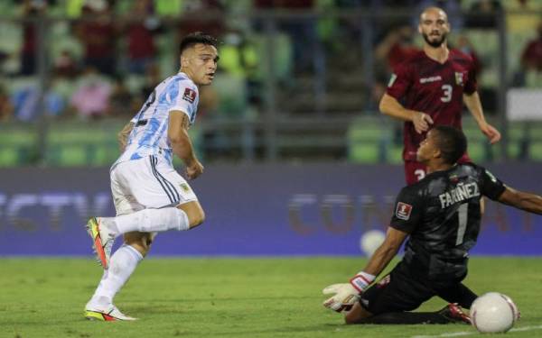 Martinez meledak gol pembukaan Argentina ketika menentang Venezuela dalam aksi Kelayakan Piala Dunia 2022 di Stadium UCV Olimpik, Caracas. FOTO: AFP