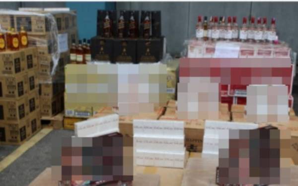 Antara minuman keras dan rokok seludup yang dirampas di sebuah gudang di Pandamaran, Pelabuhan Klang pada Khamis.