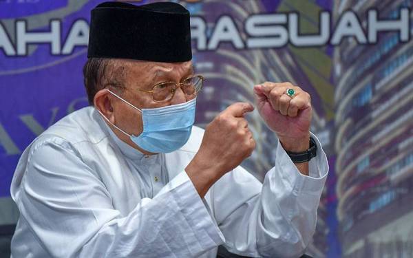 Pengerusi Jawatankuasa Khas Mengenai Rasuah (JKMR), Senator Tan Sri Dr. Rais Yatim semasa wawancara khas bersamanya di Ibu Pejabat Suruhanjaya Pencegahan Rasuah Malaysia (SPRM) hari ini. - Foto Bernama