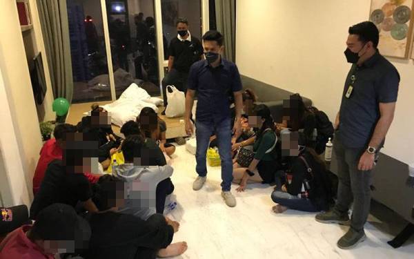 17 individu ditahan dalam serbuan ke atas satu parti liar di sebuah residensi mewah di Jalan Sultan Ismail, Kuala Lumpur pada malam Khamis.