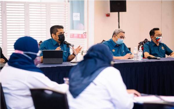 Mohd Radzi (kiri) ketika sesi libat urus bersama pihak pengurusan sekolah, guru dan PIBG sekolah-sekolah negeri Perlis pada Jumaat. - Facebook Radzi Jidin