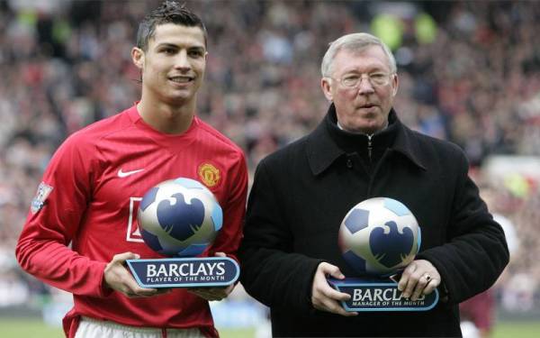 IMBAS KEMBALI...Ronaldo dan Ferguson menerima anugerah pemain dan pengurus bulanan terbaik liga sebelum perlawanan menentang Arsenal di Old Trafford, Manchester pada 13 April 2008. - Foto AFP