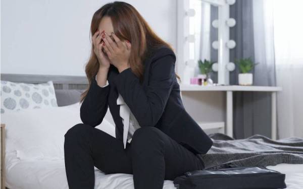 Seorang wanita kerugian lebih RM3,000 apabila beg tangan yang dibeli secara dalam talian sebenarnya tidak wujud. (Gambar hiasan) - Foto 123RF