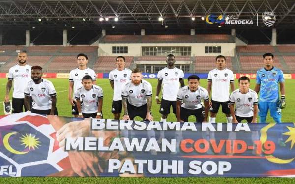 Skuad Penyu dalam misi melakar kemenangan ke atas juara Liga Super, JDT malam ini. - Foto Terengganu FC