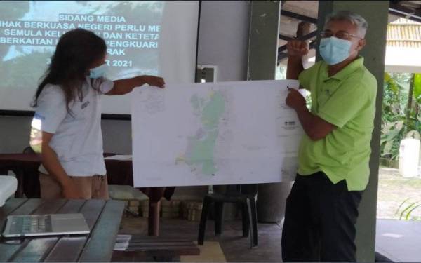 Meor Razak (kanan) menunjukkan kawasan Hutan Segari Melintang yang sebahagian daripadanya sedang dimohon oleh pihak tertentu bagi tujuan lombong kuari ketika sidang akhbar di sini pada Sabtu.