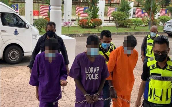 Suspek yang memakai baju lokap polis dibawa ke Mahkamah Bukit Mertajam pada Sabtu.